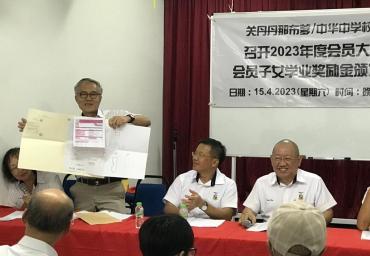 5 关丹丹那布爹中华中学校友会会所已获得地契，秘书长林进丁正向大家出示地契正本，的确可喜可贺