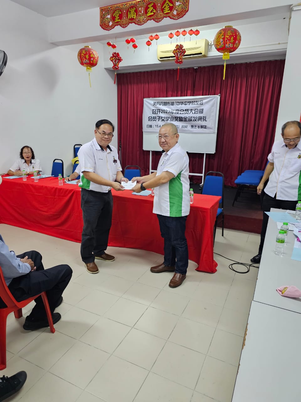 7 本会 主席冯运国市议员颁发奖励金予得奖学生代表