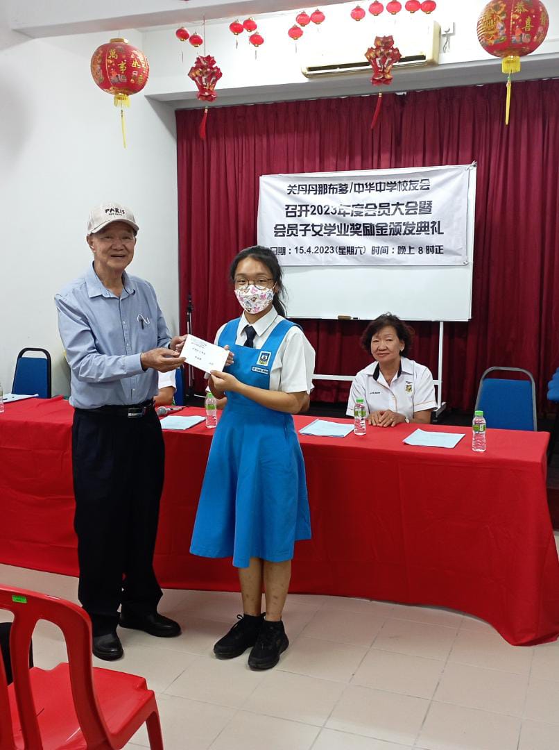 8 家协主席Dato朱颁发奖励金予得奖学生 (4)