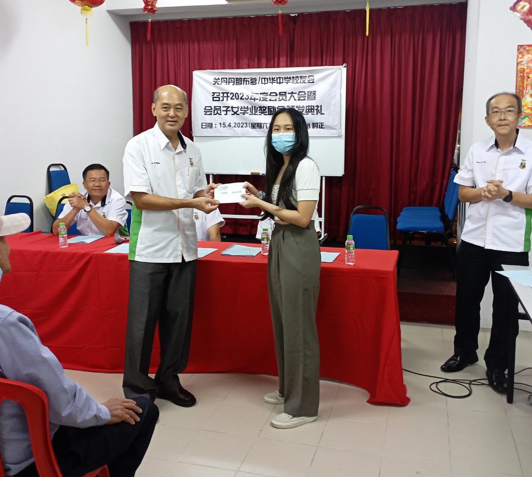 8 本会执行顧問潘家彪颁发奖励金予得奖学生代表 (3)