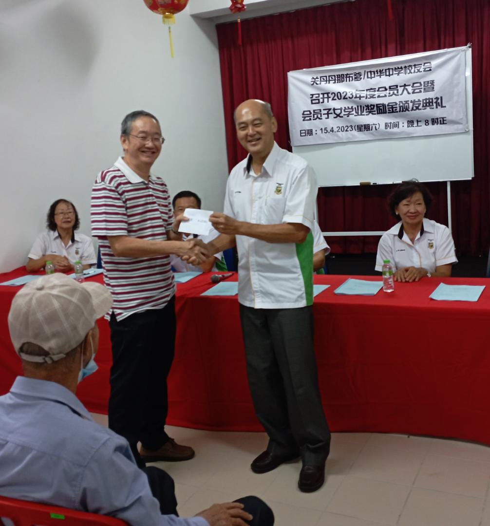 8 本会执行顧問潘家彪颁发奖励金予得奖学生代表 (4)