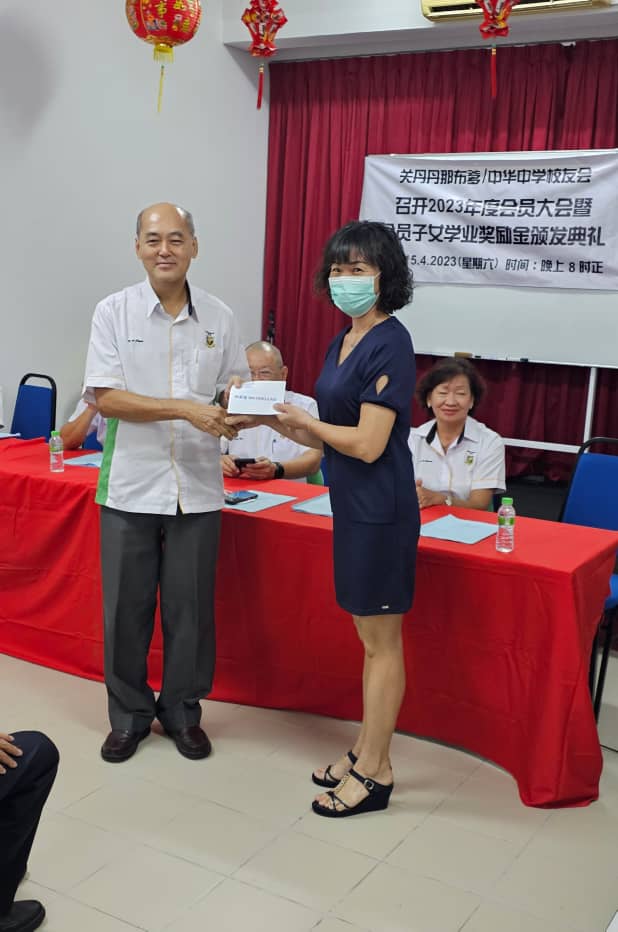 8 本会执行顧問潘家彪颁发奖励金予得奖学生代表