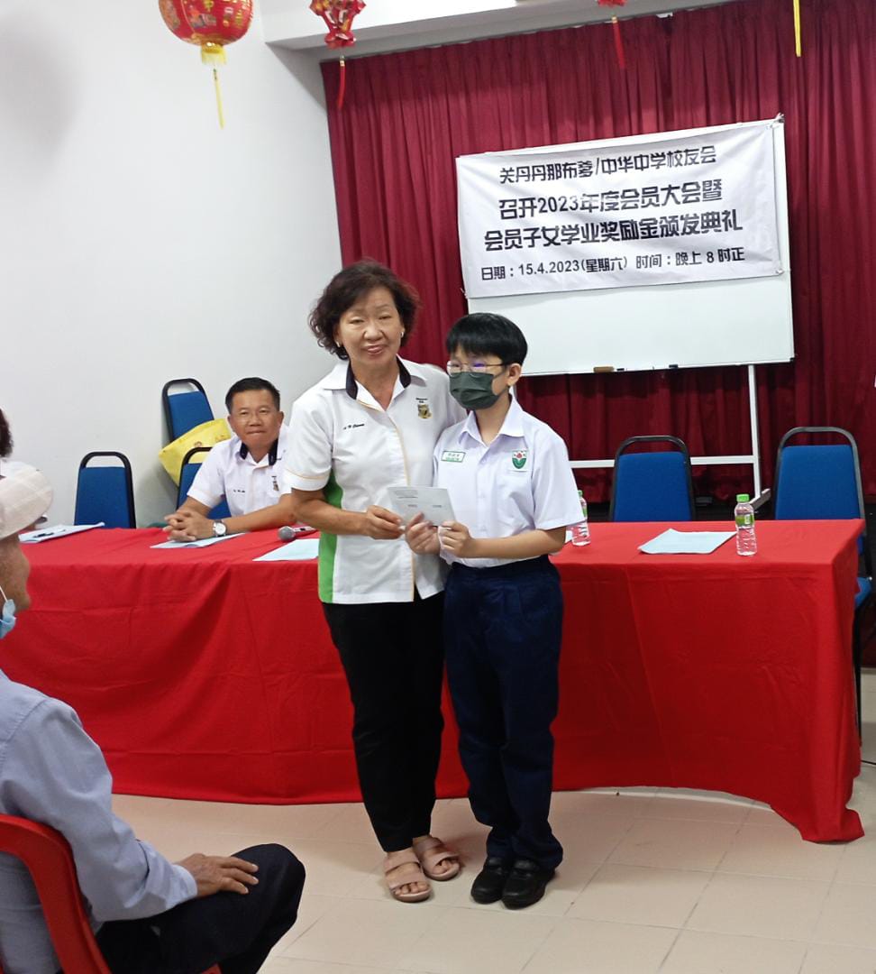 9 本会 副主席曾桠风颁发奖励金予得奖学生 (2)