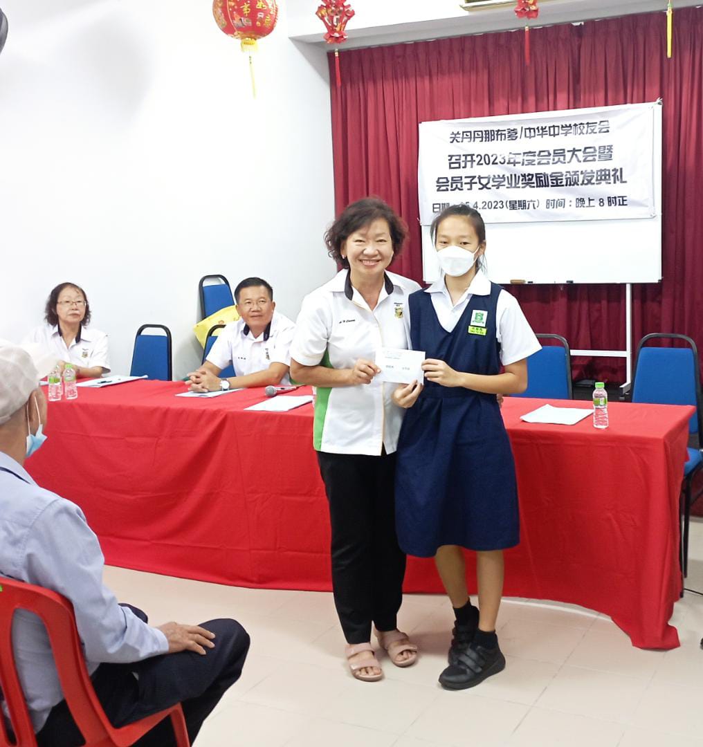 9 本会 副主席曾桠风颁发奖励金予得奖学生 (3)