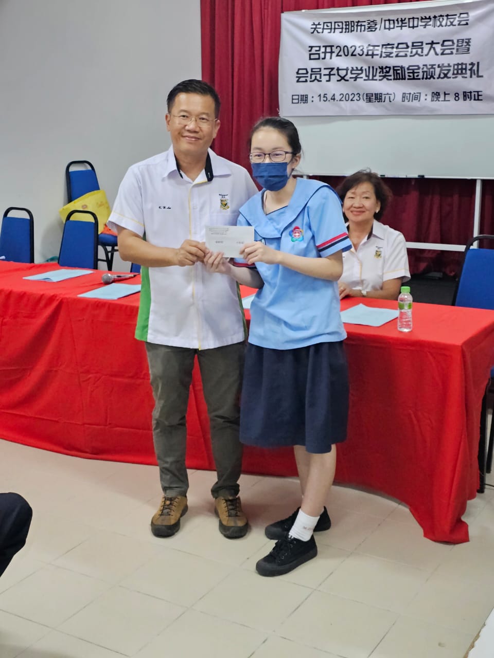 10 本会 副主席黎国幸律师颁发奖励金予得奖学生