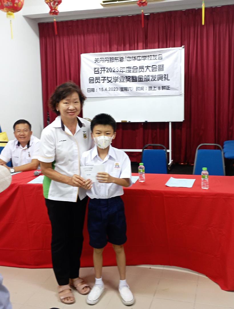 9 本会 副主席曾桠风颁发奖励金予得奖学生 (5)