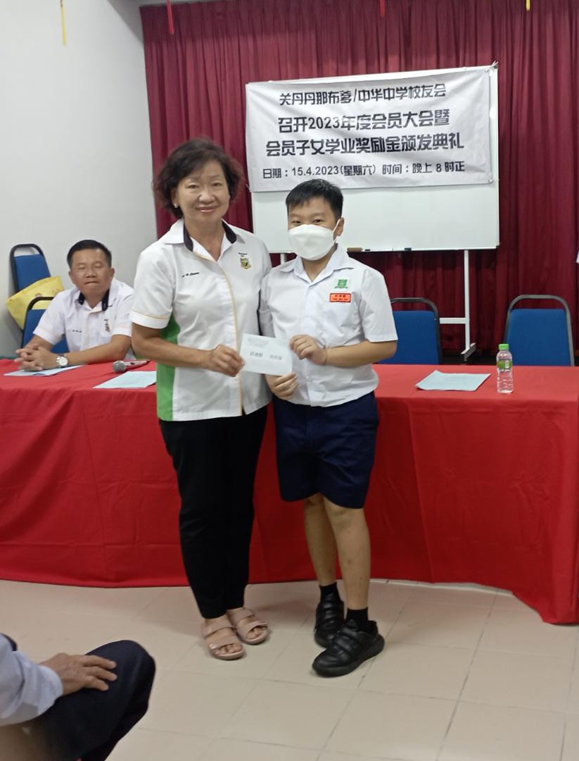 9 本会 副主席曾桠风颁发奖励金予得奖学生 (6)