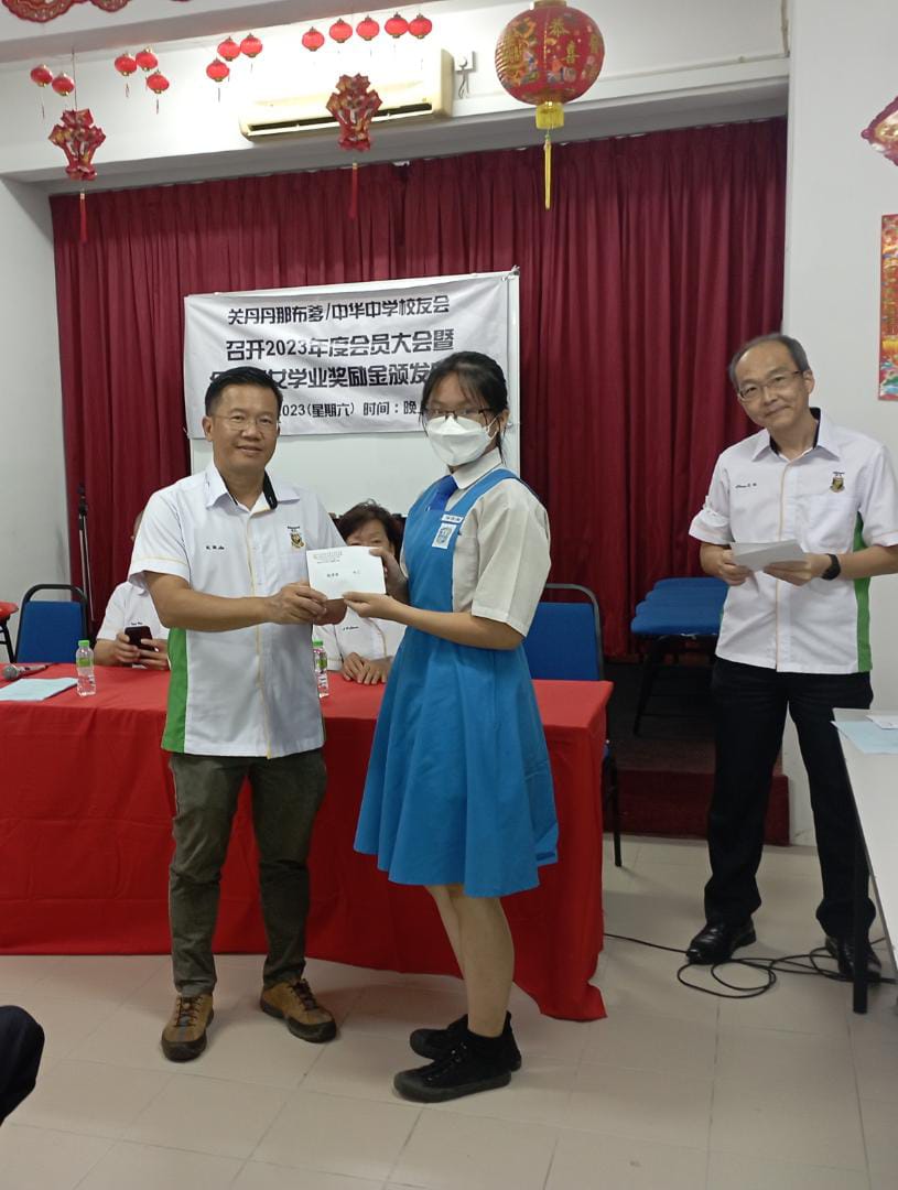 10 本会 副主席黎国幸律师颁发奖励金予得奖学生 (2)