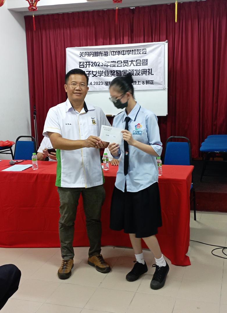 10 本会 副主席黎国幸律师颁发奖励金予得奖学生 (3)