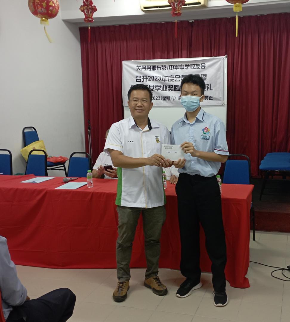 10 本会 副主席黎国幸律师颁发奖励金予得奖学生 (4)