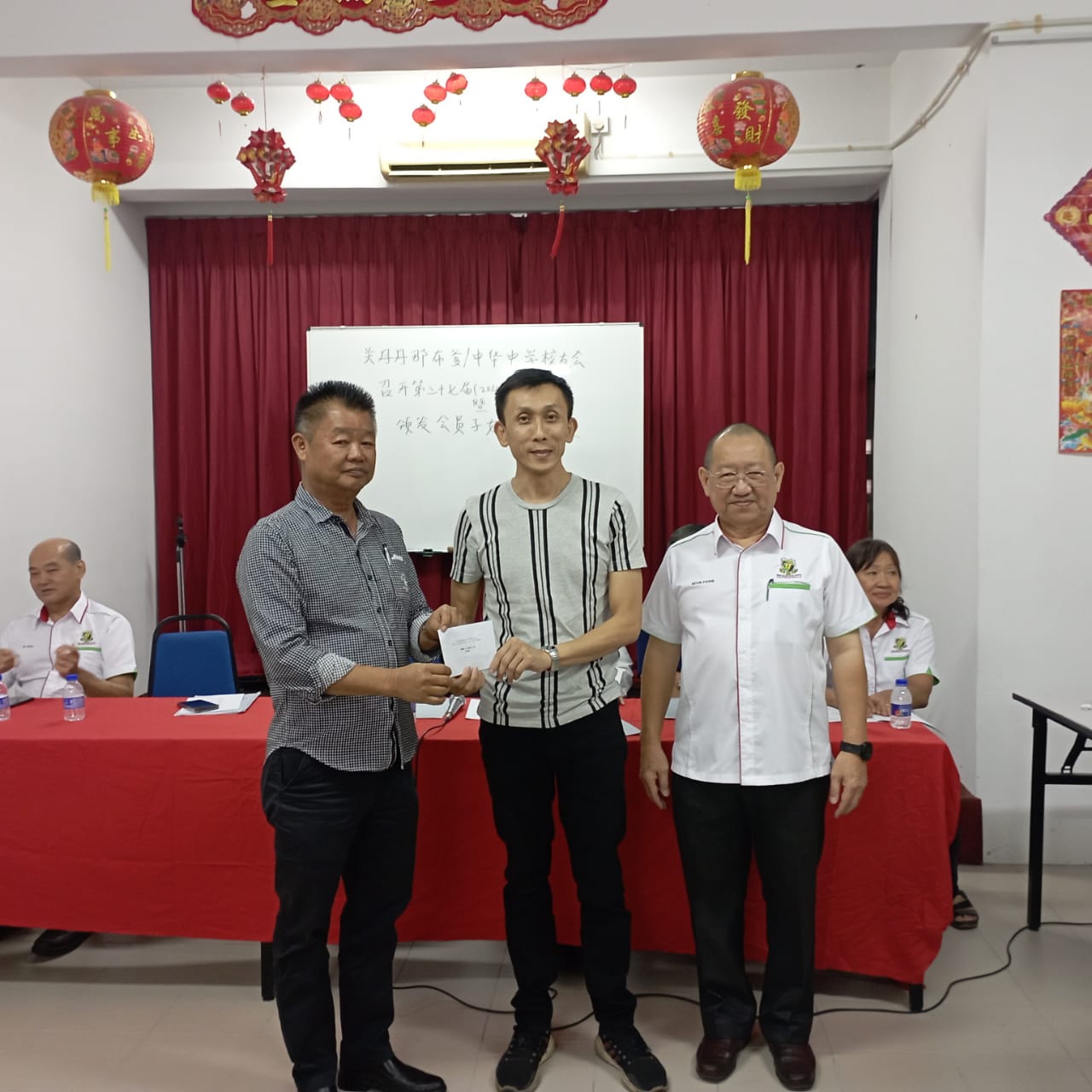 董事长拿督蔡永祥颁发奖励金予得奖学生 家长代表(2)