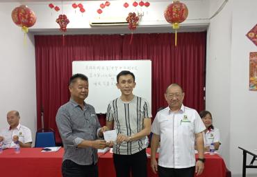 董事长拿督蔡永祥颁发奖励金予得奖学生 家长代表(2)