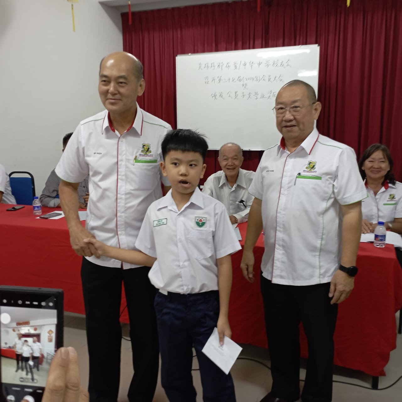 本会执行顧問潘家彪颁发奖励金予得奖学生 (6)