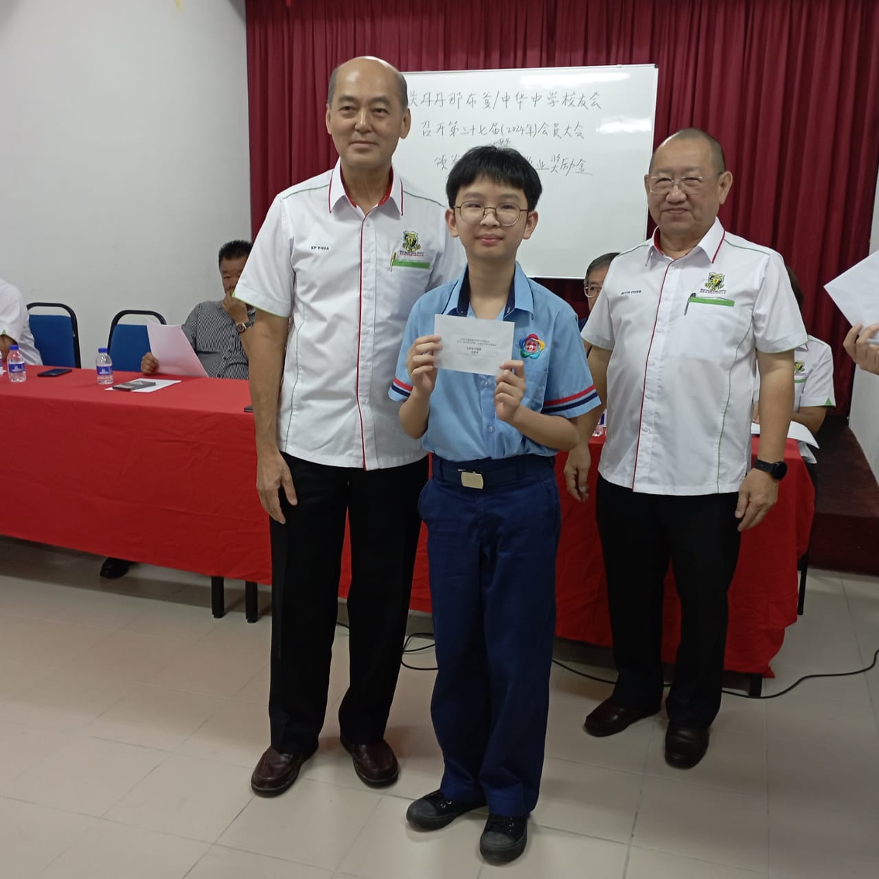 本会执行顧問潘家彪颁发奖励金予得奖学生 (5)