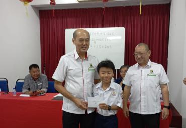 本会执行顧問潘家彪颁发奖励金予得奖学生 (3)