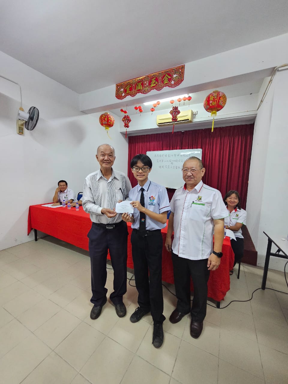 名誉董事长拿督朱源安颁发奖励金予得奖学生 (3)