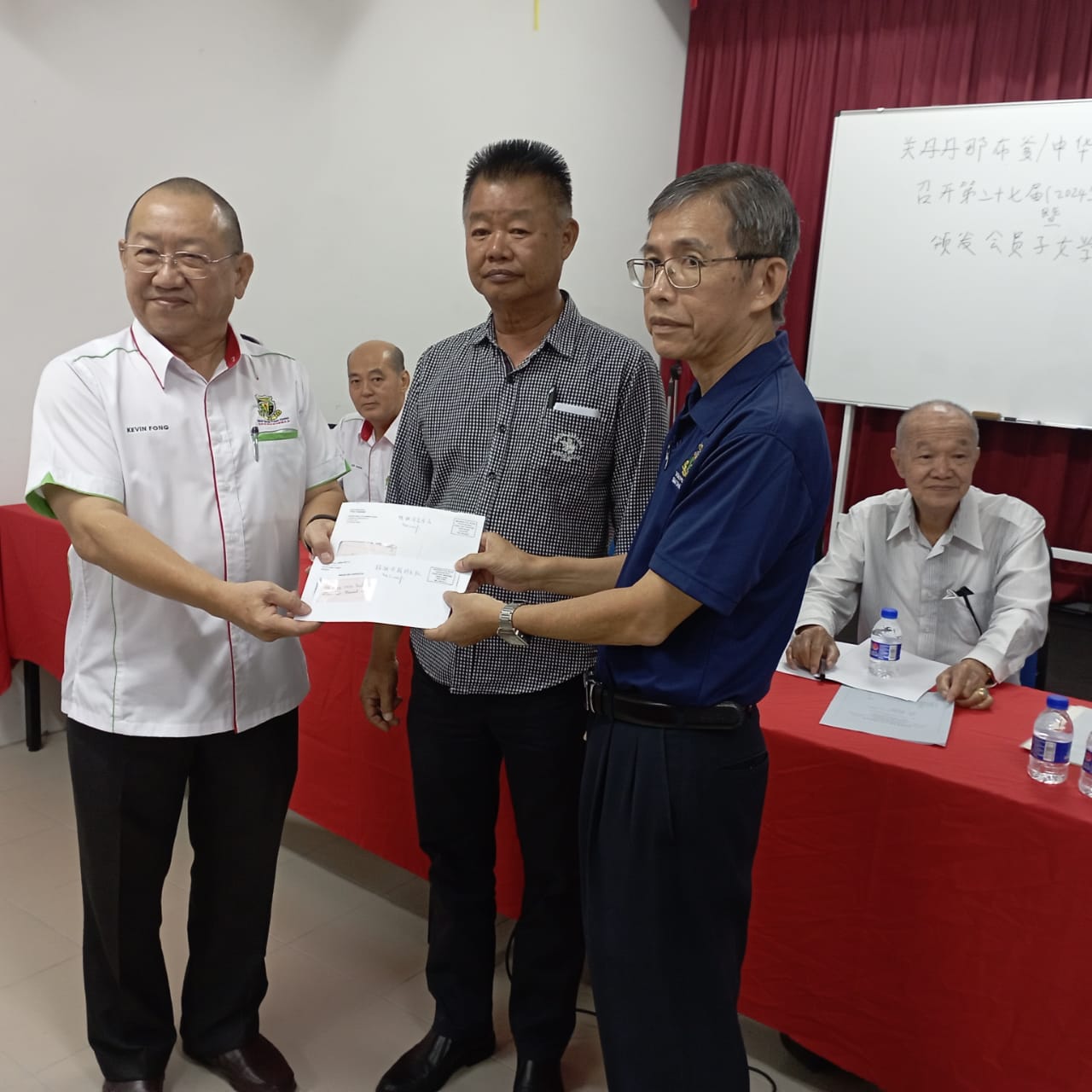 7 本会主席移交支票赞助母校华文协会及铜锣队予母校副校长陈佳强，由董事长拿督蔡永祥见证。 (2)