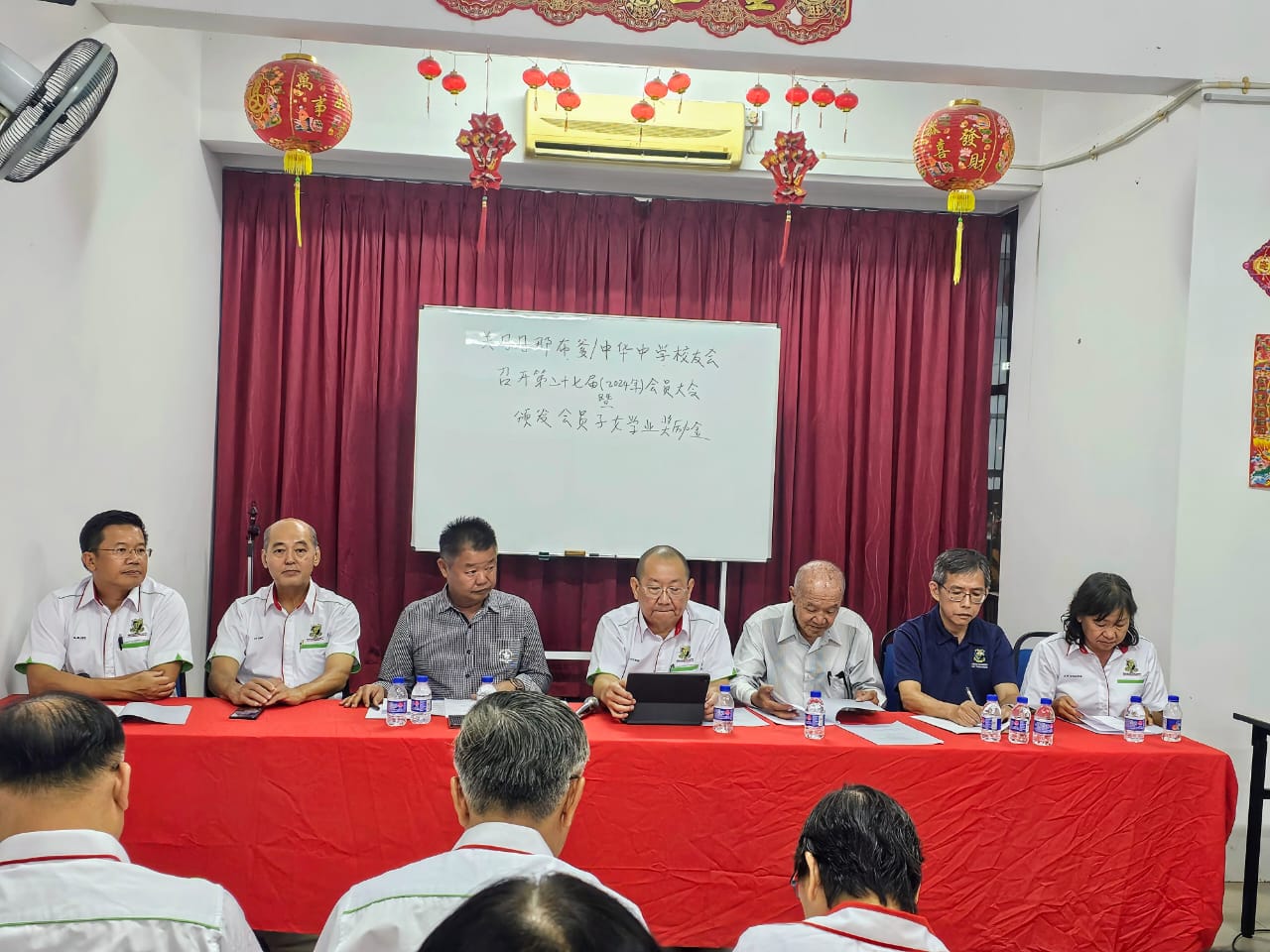 1 （由左至右）本会 副主席黎国幸律师, 本会执行顧問潘家彪,董事长拿督蔡永祥, 本会主席冯运国市议员,名誉董事长拿督朱源安,本校副校长陈佳