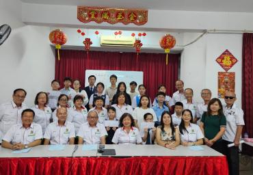 1.4关丹丹那布爹-中华中学校友会新屆理事与得獎者合照