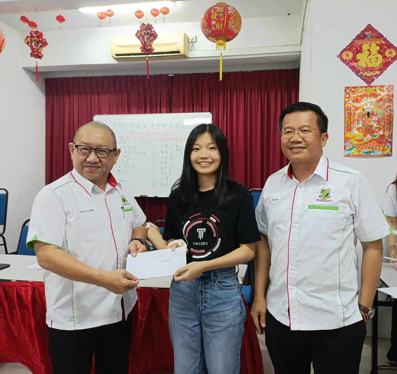 2主席冯运国（左）与副主席黎国幸颁发奖励金予黎愿。