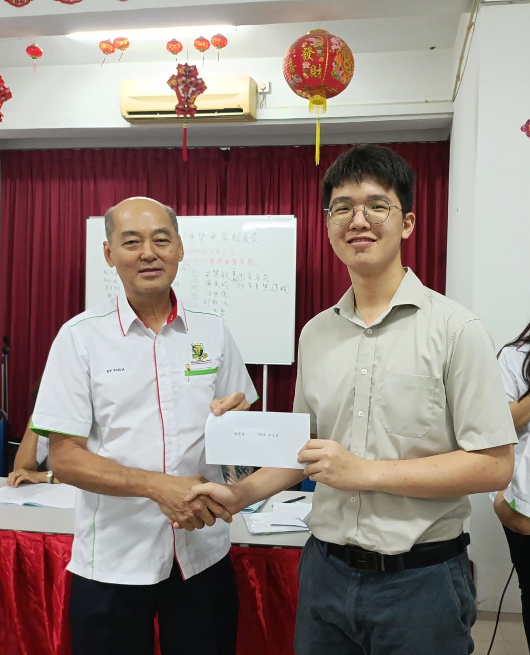 3本會執行顧問潘家彪颁发奖励金予得獎者