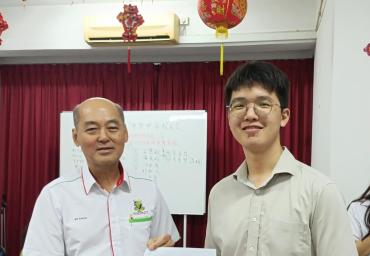 3本會執行顧問潘家彪颁发奖励金予得獎者