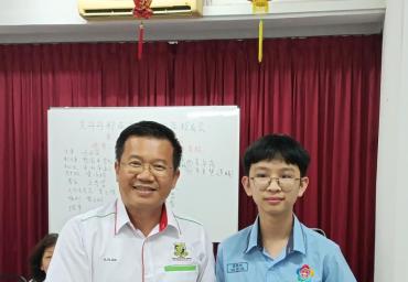 8副主席黎国幸颁发奖励金予得獎者