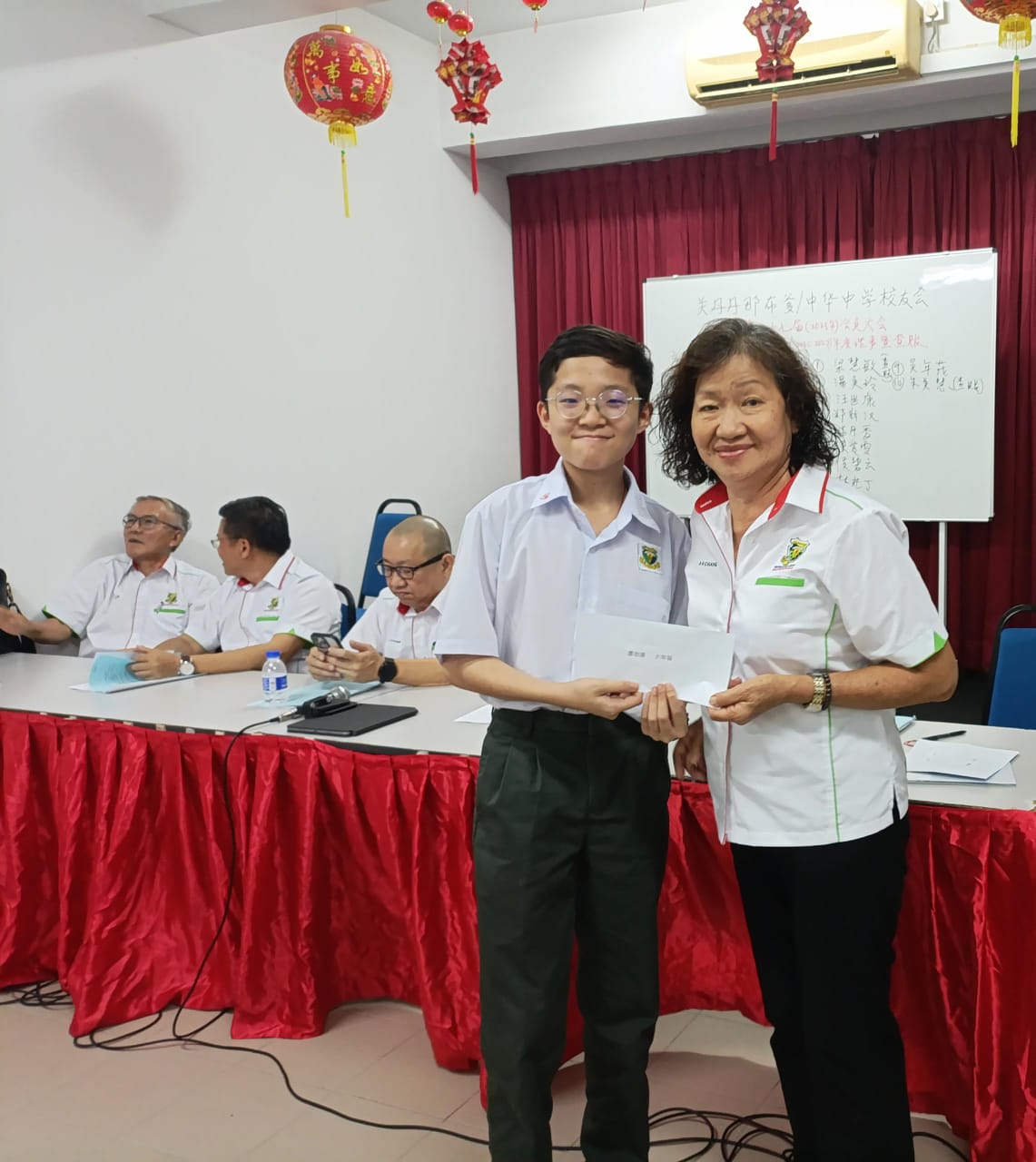 9副主席曾桠枫颁发奖励金予得獎者