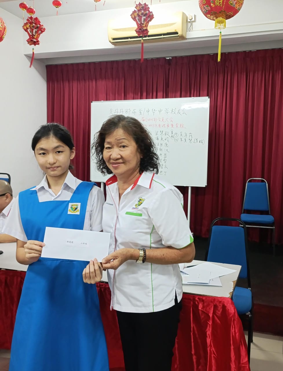 10副主席曾桠枫颁发奖励金予得獎者