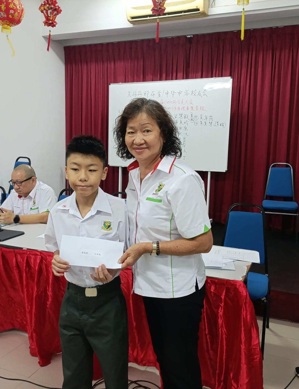 11副主席曾桠枫颁发奖励金予得獎者