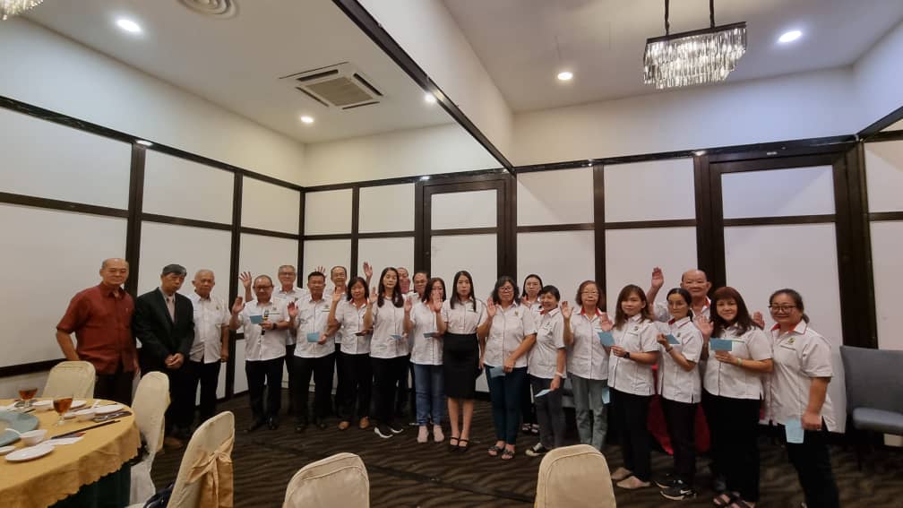 2.0 宣誓就职.左起：监誓嘉宾潘家彪、陈克已、陶启联联合主持宣誓就职仪式。