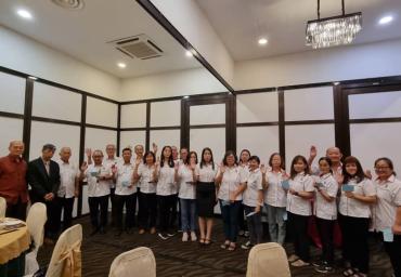 2.0 宣誓就职.左起：监誓嘉宾潘家彪、陈克已、陶启联联合主持宣誓就职仪式。