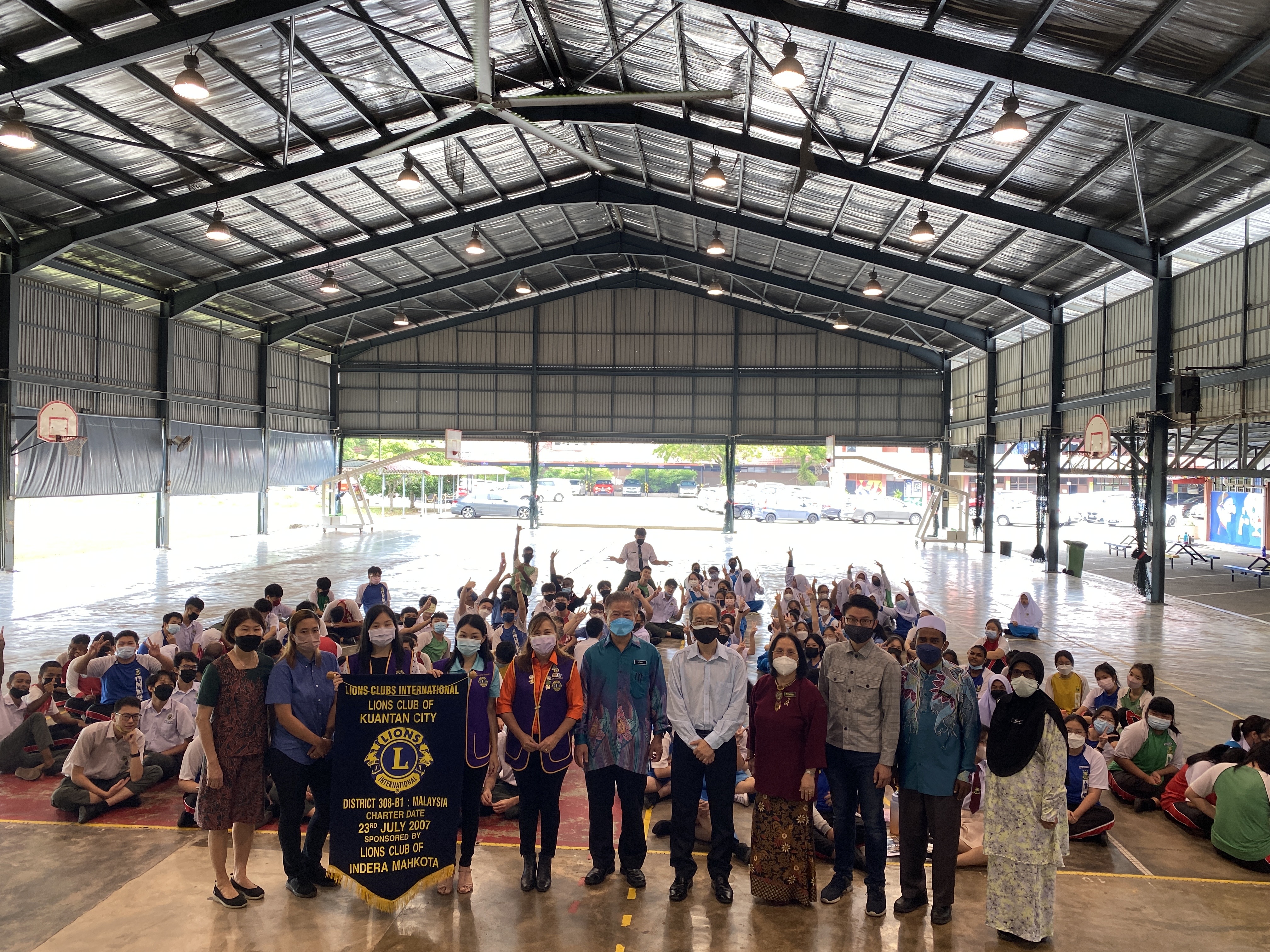 出席的校友，关丹都市獅子成员,校方及同学们合照 2